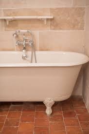 Salle De Bain Baignoire A L Ancienne Tomette Au Sol D Epoque Chambre Paysages D Encres Salle De Bain Idee Salle De Bain Tomette Rouge