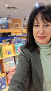 😙 Besos, Petons, Kisses, Bacini, Küsschen, Beijos... ¡Nuestros besos  traspasan fronteras y ya tenemos una buena colección de ejemplares en  diferentes idiomas! 🥰 Besos, de Marta Comín, es un libro muy tierno