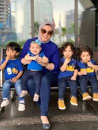 Walaupun mempunyai lima orang pengasuh, pelakon zizie ezette masih lagi menjalankan kewajipannya sebagai seorang ibu dan menafikan dakwaan. Zizie Ezette Tak Nak Jadi Ahli Politik Tak Berbakat Macam Suami