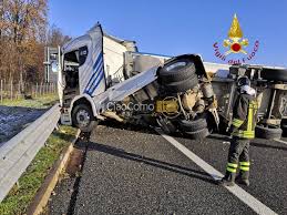 Incidente a monteroduni, oggi al veneziale l'autopsia. Schianti Di Oggi Paura In A9 Per Il Tir Ribaltato A Como Auto Nel Distributore Ciaocomo