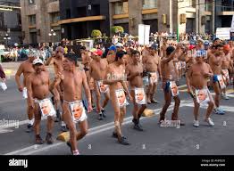 Nackt mexikanischen Demonstranten fordern eine Untersuchung der Politiker  in Mexiko-Stadt Mexiko Stockfotografie - Alamy