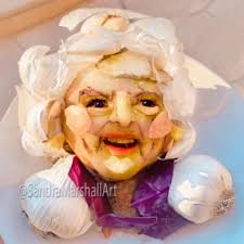 I made Betty White out of garlic potato and cabbage 😂Isn't she cute?