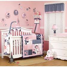 Eine helle tapete und hübsche vorhänge bieten den passenden hintergrund für eine romantische dekoration. Baby Madchen Zimmer
