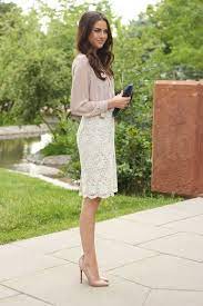 Krem rengi salon dekorasyonu kadar oturma odası dekorasyonu da ilgi görüyor. Kiyafette Krem Rengine Uyumlu Renkler Tarz Kadin