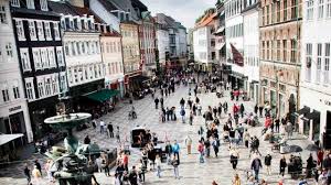 The day honors the danish constitution, as both the first constitution of 1849 and the current constitution of 1953 were signed on this date of their respective years. Daniya Krayina De Peremig Zdorovij Gluzd