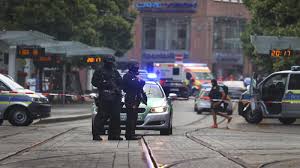 Er befindet sich an der kreuzung der theaterstraße, juliuspromenade, kaiserstraße und haugerpfarrgasse. Nahkm Cshtaihm
