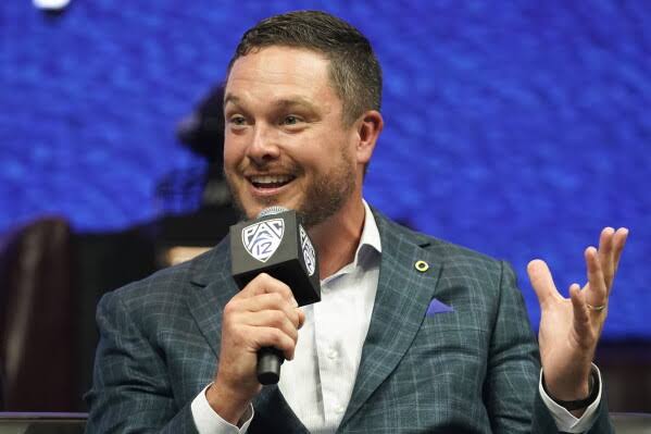 Oregon coach Dan Lanning agrees to an extension through the 2028 season | AP News