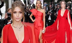 Les cookies nécessaires garantissent un fonctionnement correct alors que les cookies pertinents et externes rassemblent des informations personnelles afin de personnaliser le site en fonction de vos préférences personnelles et votre comportement. Josephine Skriver And Petra Nemcova Wow In Ruby Gowns At Cannes La Belle Epoque Premiere Daily Mail Online