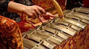Gamelan ini memiliki perbedaan dengan gamelan jawa yaitu bentuk wilah (bilah pada saron) lebih tebal, bentuk pencon (bentuk gamelan seperti bonang). 9 Balinese Traditional Music Instrument Factsofindonesia Com