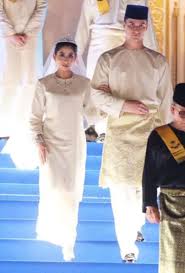 A large crowd gathered at dataran bandaraya johor baru to watch the royal wedding of johor princess tunku tun aminah maimunah iskandariah sultan ibrahim and dennis muhammad abdullah. Pin On Weddingrita