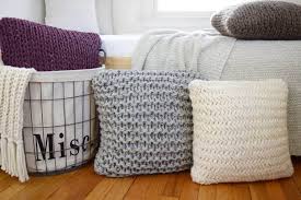 This is the place to learn how to knit those who have given up needle knitting and crochet because of arthritis, carpal tunnel syndrome, or other ailments now enjoy loom knitting instead. Chunky Throw Pillow Set Free Pattern