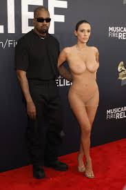 Veja outras polêmicas de Bianca Censori, esposa de Kanye West que apareceu  nua no tapete vermelho do Grammy