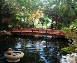 Learn how to paint a simple landscape of a bridge over water with colorful autumn trees in this free step by step acrylic painting. Garden Bridge Kolonialstil Garten San Diego Von Redwood Garden Bridges