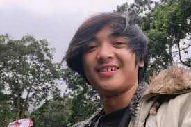 Tak ku hairan takku peduli walau bulan jatuh ke bumi dan hadir bidadari takku mimpikan lagi kerana kau lebih mengerti kerana kau lebih ku kasihi. Lirik Dan Chord Lagu Terlalu Cepat Dari Isqia Hijri