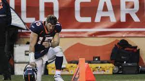 At right, a youngster tebows in utah's canyonlands national park. American Football Knien Beten Und Siegen Sportmeldungen Stuttgarter Zeitung