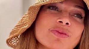 A sus 59 años, Cathy Fulop se suma a las transparencias off-white al ras  florales