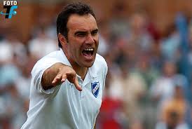 Martin lasarte coach of nacional gives instructions to his players during a match between nacional and chapecoense as part of copa conmebol. Tenfield Com Lasarte El Conductor De La Gloria