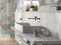 Buongiorno,il costo e presto detto:demolizione e sgombero piastrelle in discarica per euro 15,00 fanno euro 825. Piastrella Bianco Lucido 20x20 Iperceramica