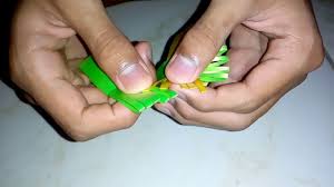 Gantungan kunci adalah sebuah alat yang berguna untuk menggantungkan kunci atau tempat untuk menyangkutkan kunci biasanya terbuat dari kayu, plastik nah, seperti yang sudah dijelaskan diatas, kali ini kita akan membuat gantungan kunci, dimana menggunakan tali kur sebagai bahan utama. Cara Membuat Anyaman Ikan Dari Pita Jepang
