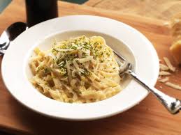 How To Make Rich And Creamy Fettuccine Alfredo That Won T Weigh You Down Fettuccine Alfredo Recipes Fettuccine Alfredo Serious Eats
