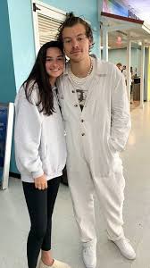See photos of every single one of harry styles's haircuts, from the early one direction days all the way up to his 2019 snl appearance. New Harry With A Fan At The Airport January 5 2020 Harry Styles Clothes Harry Styles Outfit Harry Styles Street Style