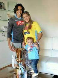 Maria soledad cabris yarrus married life with cavani and their divorce. Cavani Viaja Para Finalizar Divorcio E Pode Ter Que Pagar Pensao De R 93 Mil A Ex Mulher Retratos Da Bola Extra Online