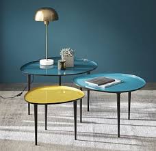 Notre table basse scandinave bobochic bénéficie du soin et de l'expérience de fabrication de grandes marques de luxe. Tables Gigognes En Metal Laque Bleu Et Jaune Galet Maisons Du Monde Tables Gigognes Sallon Salle A Manger Table Basse Galet