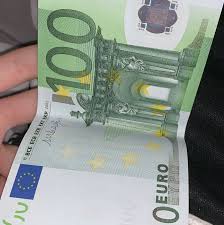 The one hundred euro note (€100) is one of the higher value euro banknotes and has been used since the introduction of the euro (in its cash form) in 2002. Kann Man Mit Dem Alten Hunderter Noch Bezahlen Geld Euro Money