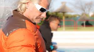 Laure manaudou est ensuite remarquée par philippe lucas, charismatique entraîneur de natation, qui réussit à convaincre ses parents de la laisser partir avec lui en leur promettant d'en faire une. Philippe Lucas Wikipedia