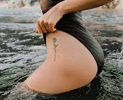 Kleine Rose Tattoos 30 Schone Kleine Rose Tattoo Ideen Tattoo Ideen Tiny Rose Tattoos Hip Tattoos Women Small Rose Tattoo