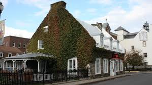 D Inspiration Neoclassique La Maison Hertel De La Fresniere Est Construite Entre 1824 Et 1829 La Residence Porte Le Nom D Une House Styles Mansions Building