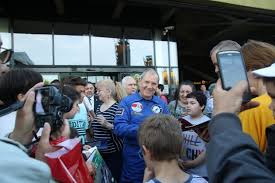 Dumitru prunariu este primul şi singurul cosmonaut din istoria româniei. Brasoveanul Dumitru Prunariu La 50 De Ani De La Primul Pas Pe LunÄƒ Romania A Fost Singurul Stat Socialist Atunci Care A Transmis In Direct Aselenizarea Buna Ziua Brasov