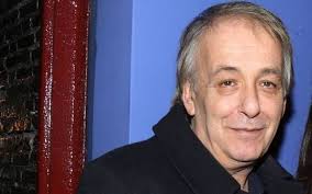 Ο πατέρας του ήταν μαθηματικός, ενώ και ο ίδιος είναι πτυχιούχος μαθηματικός. H Anarthsh Toy Andrea Mikroytsikoy Gia Thn Peripeteia Toy Aderfoy Toy