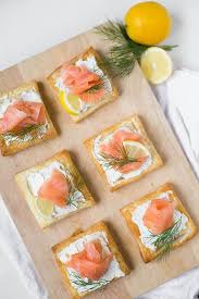Lachs Blatterteig Happchen Aus 4 Zutaten Kochkarussell Rezept Lachs Im Blatterteig Lachs Happchen Happchen