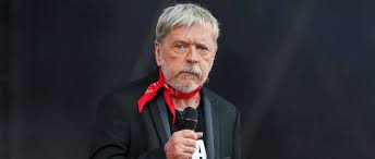Renaud continue de surfer sur la vague du succès. Renaud Ecrit Deja Un Nouvel Album Le Point