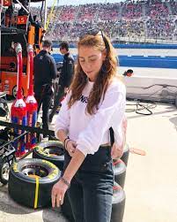 Make sure to get out to a race at your nascar home track before the end. Nascar Nascar Race What To Wear To Nascar What To Wear To A Nascar Race Forever21 Re Done Denim Reeboks Los Angeles Style Fashion Gal