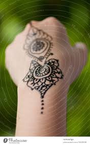 It is believed to have been in use as a cosmetic for the last 5000 years. Henna Hand Tattoo Design Ein Lizenzfreies Stock Foto Von Photocase