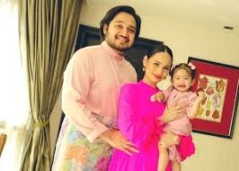 Kami biarkan saja sebab dia masih kecil, biarkan dia melayan perasaan sendiri. Izara Aishah Tak Terfikir Berh3nti Berlakon Cuma Belum Sedia Tingg4lkan Anak Tidak Yakin Untuk Ambil Pembantu Rumah