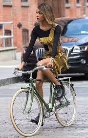 supermodel jourdan gets on a retro bike for photo shoot 自転車ガール 自転車 ファッション サイクリング