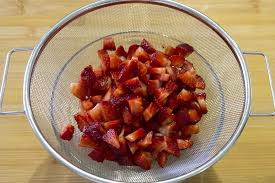Nella preparazione di torte farcite con crema e poi decorate è importante ricordarsi di bagnare la torta; Torta Alle Fragole Cupkekka
