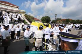 Hospital enche' besar hajjah kalsom, kluang km 5, jln kota tinggi 86000 kluang johor, 86000 kluang, johor, מלזיה. Bernama Tv ×'×˜×•×•×™×˜×¨ Jenazah Almarhumah Enche Besar Hajah Khalsom Binti Abdullah Diusung Dari Istana Besar Dan Dibawa Ke Makam Diraja Bukit Mahmoodiah Gambar Facebook Sultan Ibrahim Sultan Iskandar Https T Co Nbm0tydudn
