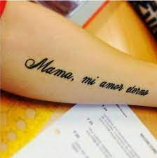 Sin duda, el corazón ha sido uno de los tattoos más populares, los marineros pasaban mucho tiempo en alta mar y querían tener cerca a sus amores. Tatuajes De Amor De Madre De Frases Tatuajes Dedicados A Abuelos Tatuajes Dedicados A Mama Tatuajes Escritos
