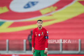 Born 5 february 1985) is a portuguese professional footballer who plays as a forward for serie a club juventus and captains the portugal national team.often considered the best player in the world and widely regarded as one of the greatest players of all time, ronaldo has won five ballon d. Ronaldo Pimpin Skuad Penuh Bintang Portugal Untuk Euro 2020 Republika Online