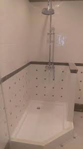 идея душевая кабина из плитки со сливом в полу фото Dushevye Kabiny Zerkala Shtorki Peregorodki I Dr Izdeliya Iz Stekla Dushevye Proektirovanie Doma Dushevye Komnaty