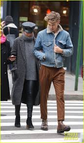 Vanessa hudgens stepped out with her boyfriend austin butler for a romantic lunch date in los angeles on thursday. Vanessa Hudgens Austin Butler Spend Sunday Together In Nyc Vanessa Hudgens Style Vanessa Hudgens And Austin Butler Vanessa Hudgens Outfits
