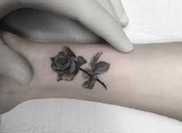 Maybe you would like to learn more about one of these? Fillipe Pacheco Tattoo 04 Tattoo Tatowierung Kunst Korperkunst Idee Design Tattoospirit Blum Small Rose Tattoo Black Rose Tattoos Rose Tattoos On Wrist