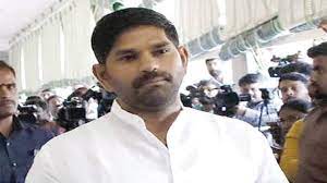 Ramesh who visited ganesh's residence at chapparadahalli, met his wife sridevi. Three Teams Formed To Nab Absconding Kampli Mla Star Of Mysore