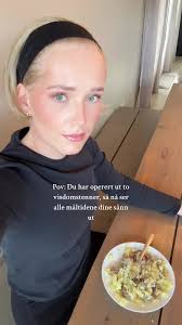 Most mat, som ser ut som barnemat og tilte hele hodet for å tygge👵🏻👍🏼  #visdomstenner #tannlege #funnytiktok #fyp #for