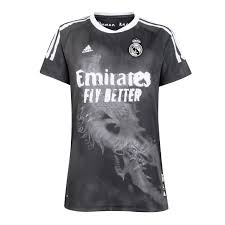 Among these offerings are everything from the signature white kits real madrid wears at estadio santiago bernabéu to a variety of team training jerseys. Jerseys Real Madrid Cf Us Shop