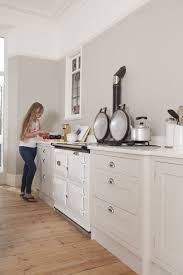 Skimming Stone From Farrow And Ball Matches The Gorgeous Pale Aga In This Shaker Kitchen From Www C Farrow And Ball Kitchen Home Kitchens White Shaker Cabinets